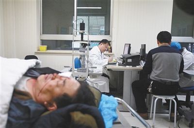 　除夕夜，同仁醫(yī)院急診室，平谷一男子被禮花彈炸傷。