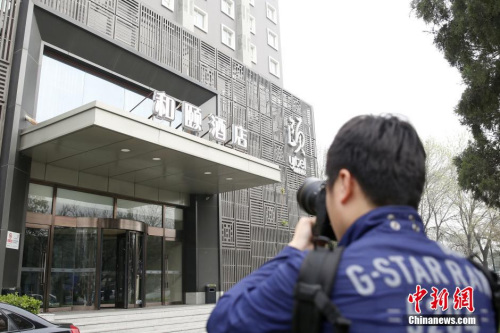 媒體記者關(guān)注北京“和頤酒店女生遇襲”事件。 圖片來(lái)源：視覺中國(guó)