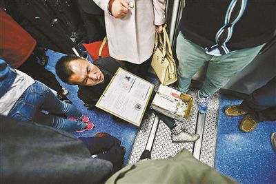 在賣藝時(shí)，李大鵬會(huì)把判決結(jié)果掛在胸前