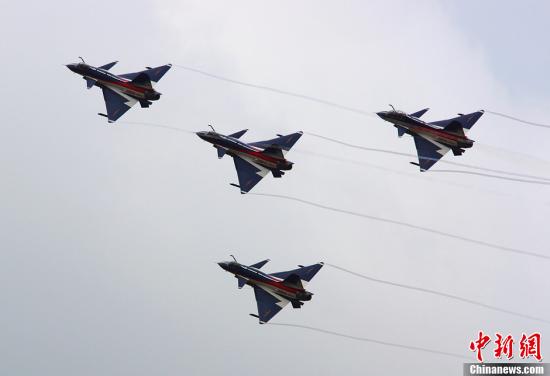 資料圖:殲-10表演機。<a target='_blank' _fcksavedurl='http://www.chinanews.com/' _fcksavedurl='http://www.chinanews.com/'>中新社</a>發(fā) 申進科 攝 資料圖:殲-10表演機。<a target='_blank' _fcksavedurl='http://www.chinanews.com/' _fcksavedurl='http://www.chinanews.com/'>中新社</a>發(fā) 申進科 攝