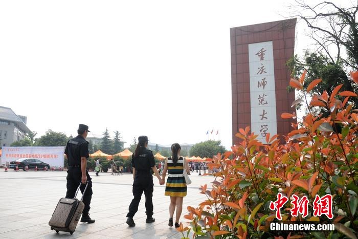 大學新生入學季 特警當“護花使者”