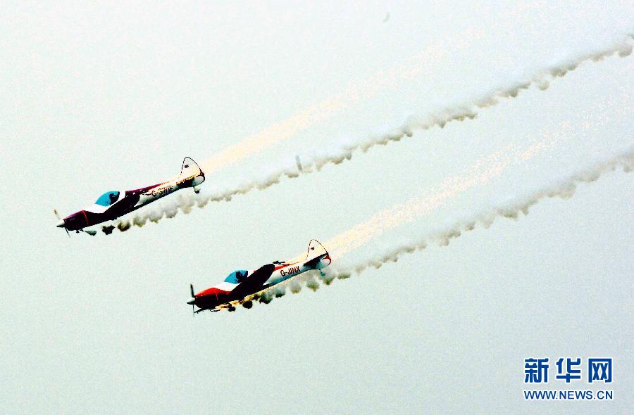 9月13日，特技隊員在進行空中飛行表演。