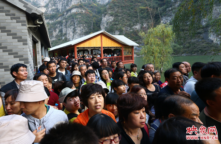 等待上船的碼頭上，游人擁擠不動