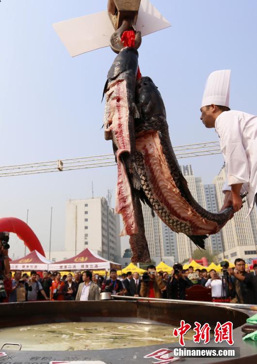 廚師對魚肉進行處理。 圖片來源：CFP視覺中國