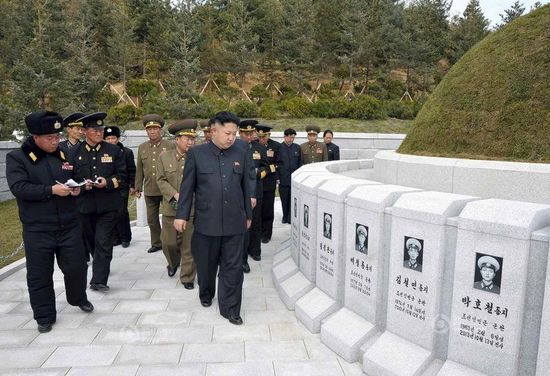 原文配圖：金正恩前往烈士墓拜祭。