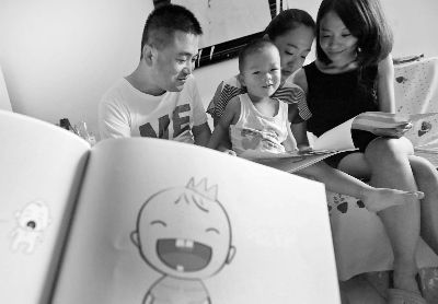 北京一對夫妻自制寶寶斷奶“神書”被網友點贊