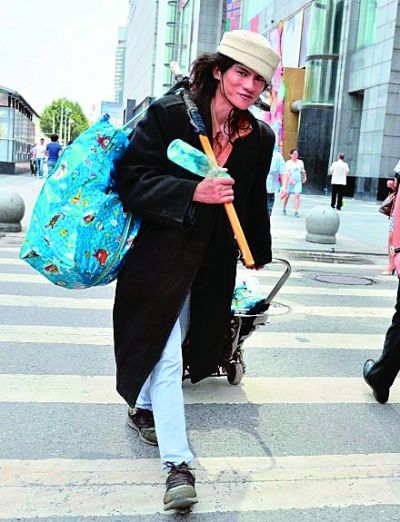 在武廣附近拍攝到的拾荒男。