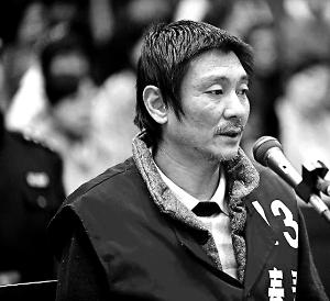庭審時(shí)，鄭東稱自己想隨女兒一起去，請(qǐng)求法院判他死刑立即執(zhí)行
