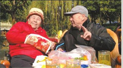 結(jié)婚60年，梁玉芹婆婆和王再功爺爺恩愛如初。