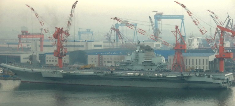 殲15戰(zhàn)機(jī)登上瓦良格號(hào)航母 或?qū)⑦M(jìn)行艦載機(jī)試驗(yàn)