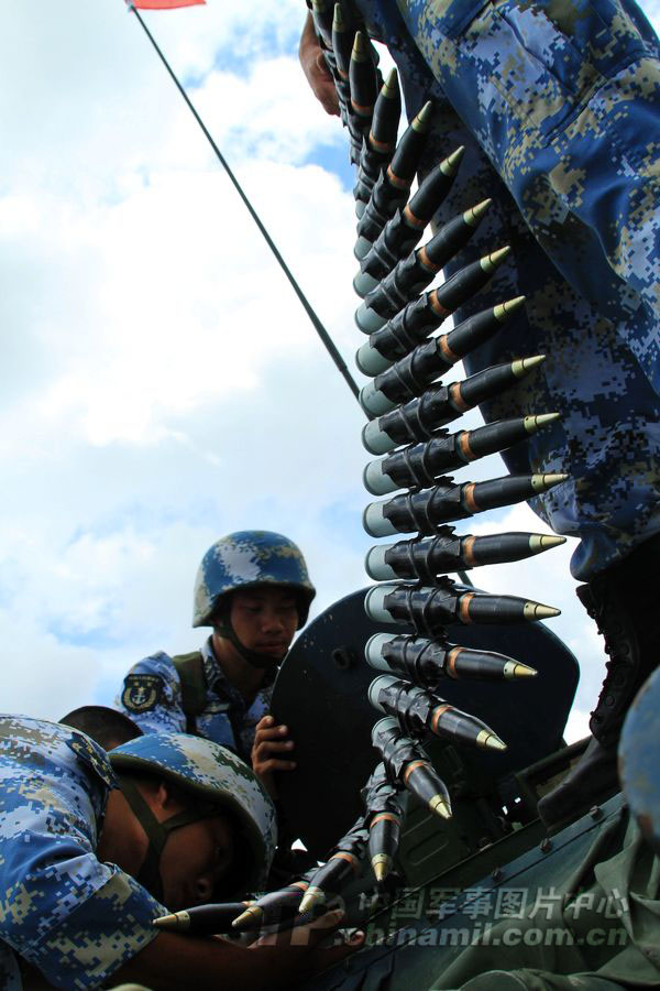中國海軍陸戰(zhàn)旅著眼使命任務(wù) 演練多型號火炮射擊