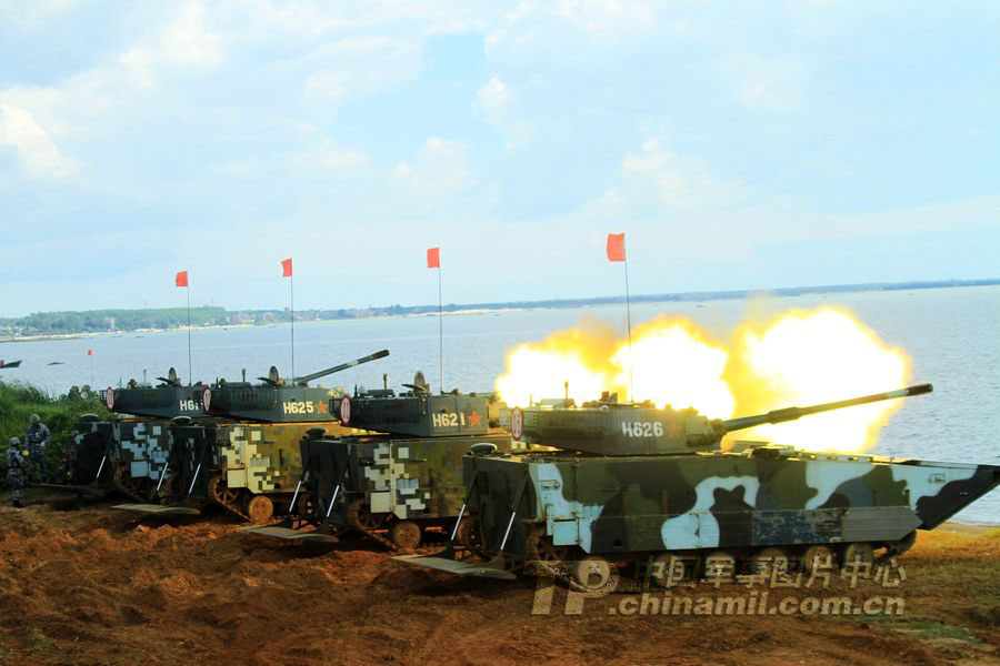 中國海軍陸戰(zhàn)旅著眼使命任務(wù) 演練多型號火炮射擊
