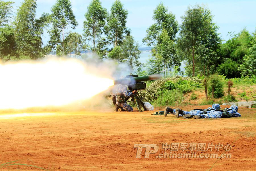 中國海軍陸戰(zhàn)旅著眼使命任務(wù) 演練多型號火炮射擊