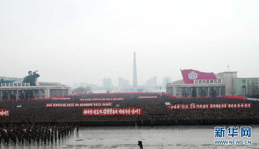 平壤數(shù)萬軍民慶?！肮饷餍?號”衛(wèi)星發(fā)射成功