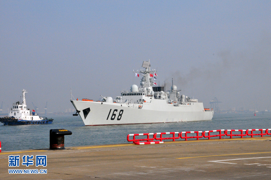 　　25日15時(shí)，海軍南海艦隊(duì)“廣州”號(hào)驅(qū)逐艦駛?cè)霃V州南沙汽車(chē)碼頭
