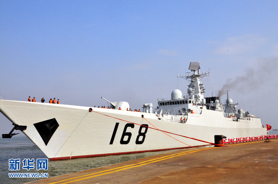 　　25日15時(shí)，海軍南海艦隊(duì)“廣州”號(hào)驅(qū)逐艦駛?cè)霃V州南沙汽車碼頭