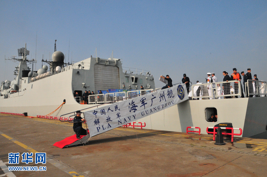 　25日15時(shí)，海軍南海艦隊(duì)“廣州”號(hào)驅(qū)逐艦駛?cè)霃V州南沙汽車碼頭