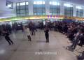 火車站候車大廳紅歌快閃迎國(guó)慶！百人互動(dòng)，震撼現(xiàn)場(chǎng)嗨翻天！