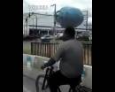 開掛民族騎車頭頂煤氣罐，原地耍酷 腳不離車 飄逸
