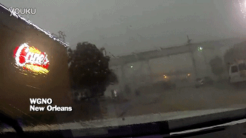 好可怕！大風把火車從橋上吹了下來