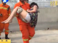 女子要跳樓 究竟為哪般？