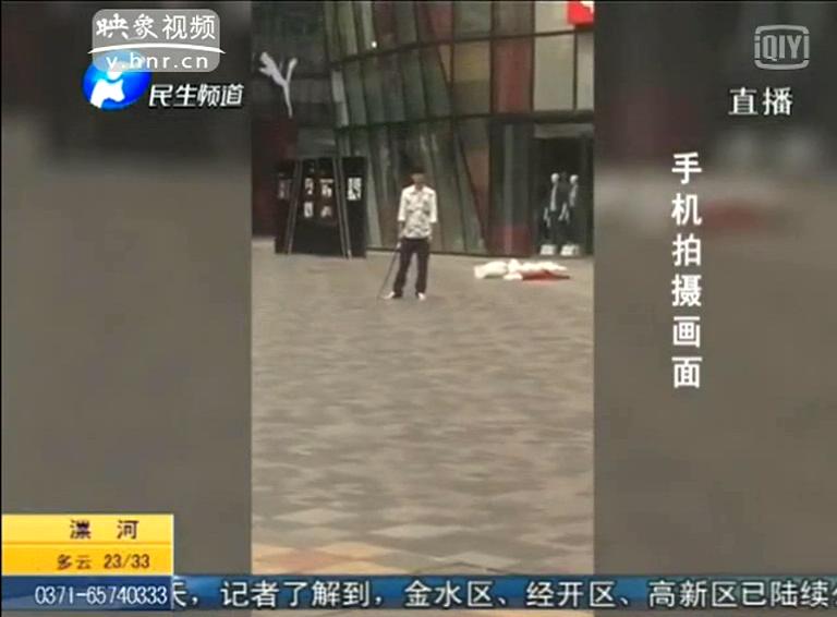 實(shí)拍男子持刀北京三里屯優(yōu)衣庫(kù)門(mén)口砍人