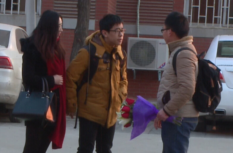 美女請你假裝其男友拒絕追求者，你會怎么辦？