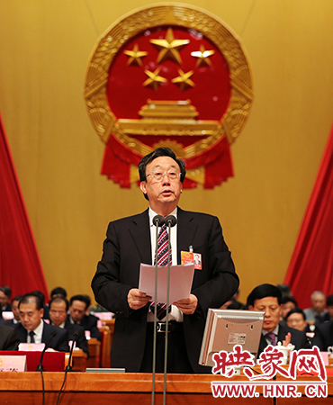 在表決通過各項決議后，省委書記、省人大常委會主任郭庚茂作出講話