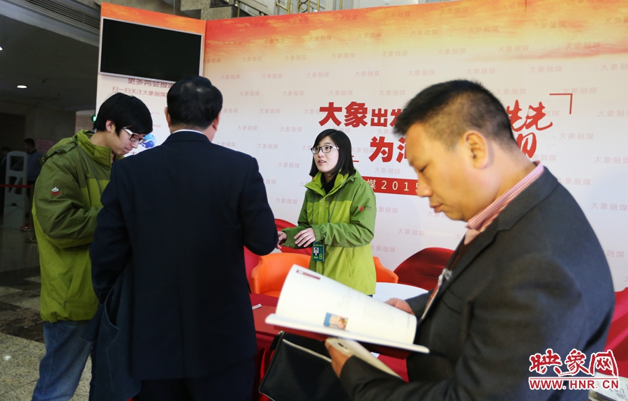 向代表、委員講解大象融媒旗下出品的新聞產(chǎn)品。