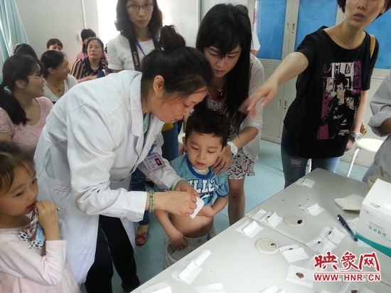 中醫(yī)一附院趙利黎主任再為小患者貼三伏貼