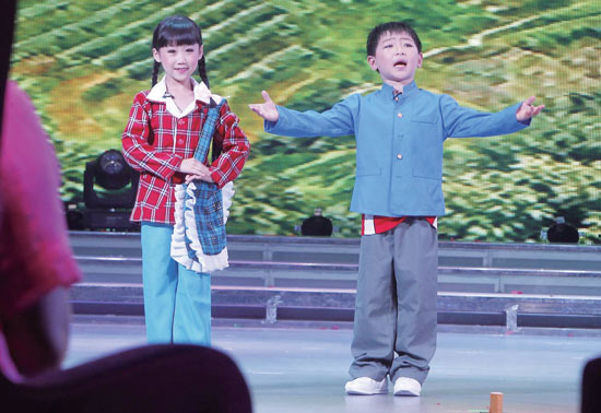 孩子們的表演有模有樣，讓人忍俊不禁
