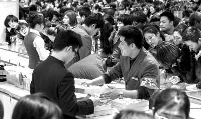 金店新年開門遭“搶” 北京菜百元旦售金兩億元