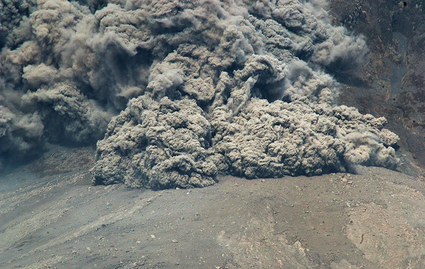 錫納朋火山持續(xù)噴發(fā) 撤離居民短期內(nèi)難回家