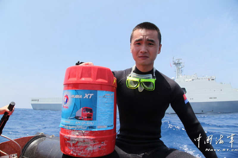 陸戰(zhàn)隊(duì)潛水員成功打撈到油桶