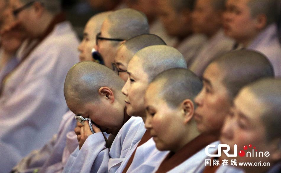 韓國(guó)百余僧侶為歲月號(hào)遇難乘客舉行超度儀式