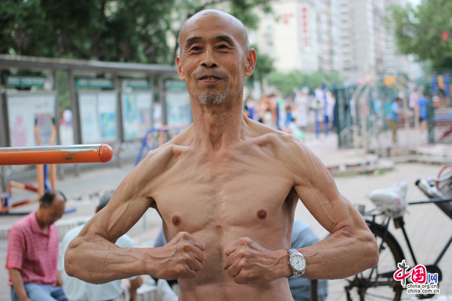 北京65歲老人堅持練15年單雙杠成“肌肉男” 北京65歲老人堅持練15年單雙杠成“肌肉男”