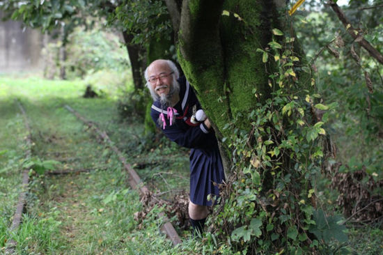 日本大叔愛穿水手服 積極樂觀感染美國人