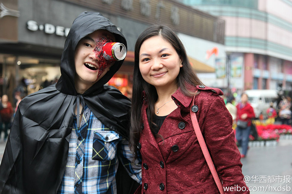 “妖魔鬼怪”驚現(xiàn)成都地鐵 引市民圍觀