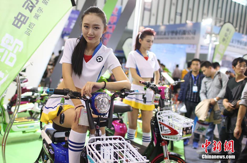 美女模特搶眼江蘇國際自行車電動車交易會 美女模特搶眼江蘇國際自行車電動車交易會