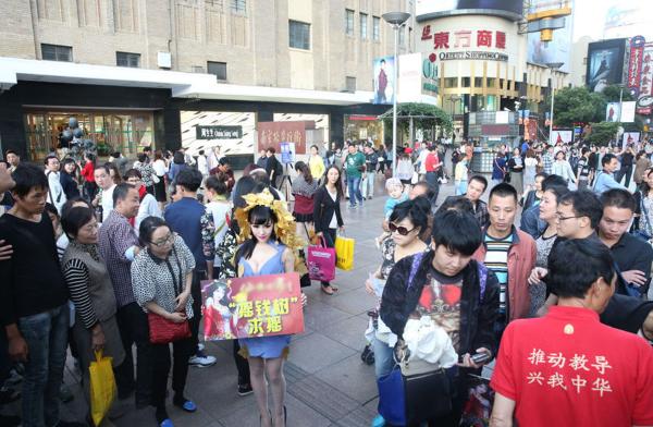 女子鬧市扮成“搖錢樹” 路人圍觀無人敢搖