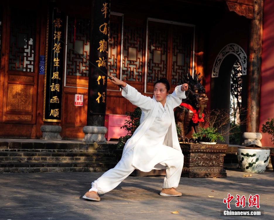 “武當(dāng)妹妹”長春觀舞拳撫琴展俠女氣質(zhì)