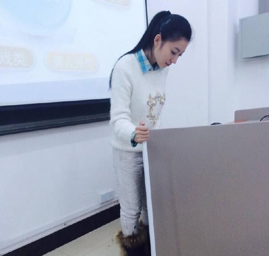 美女教師拄拐上課走紅 被贊“最美女腰”