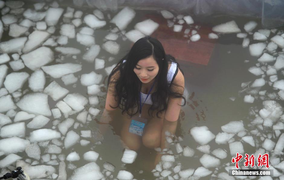 耐寒達人天門山挑戰(zhàn)“冰水耐寒極限”