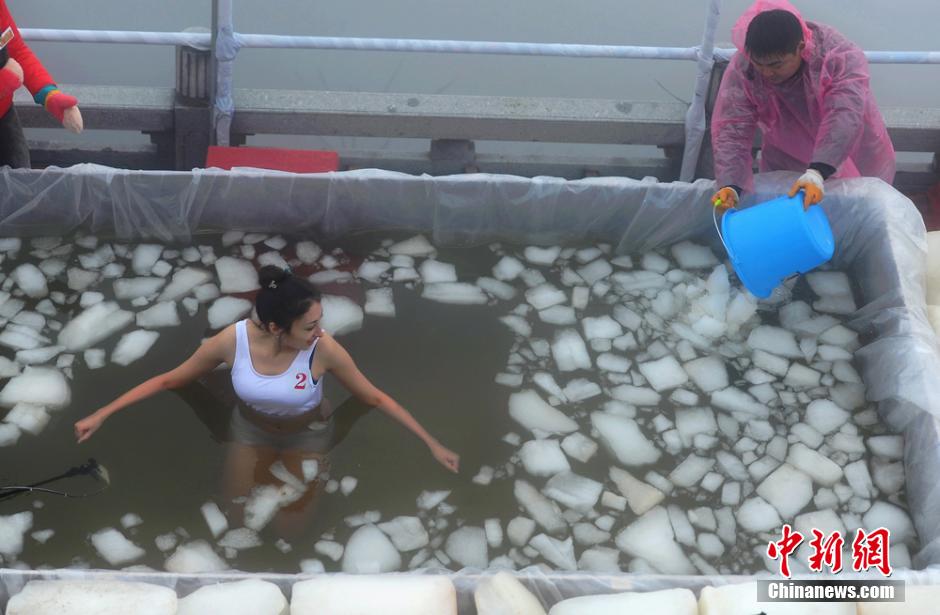 耐寒達(dá)人天門山挑戰(zhàn)“冰水耐寒極限”