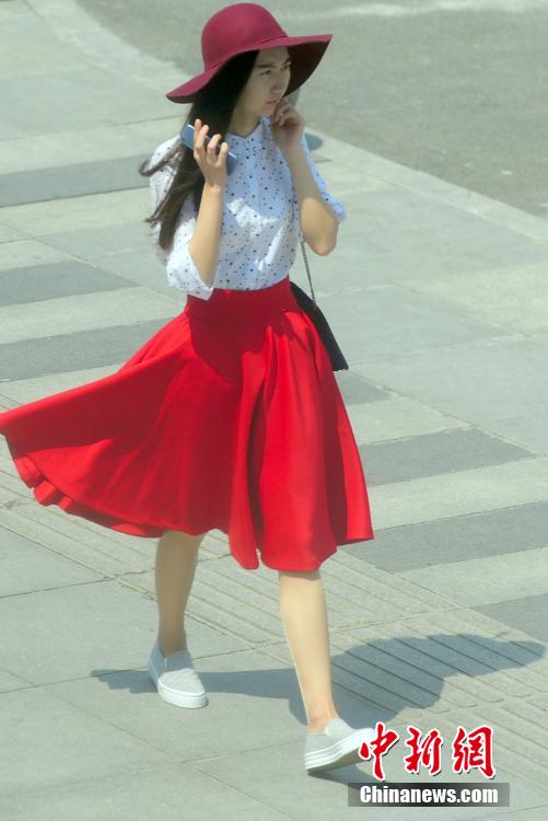 武漢現(xiàn)初夏天氣 市民清涼出行