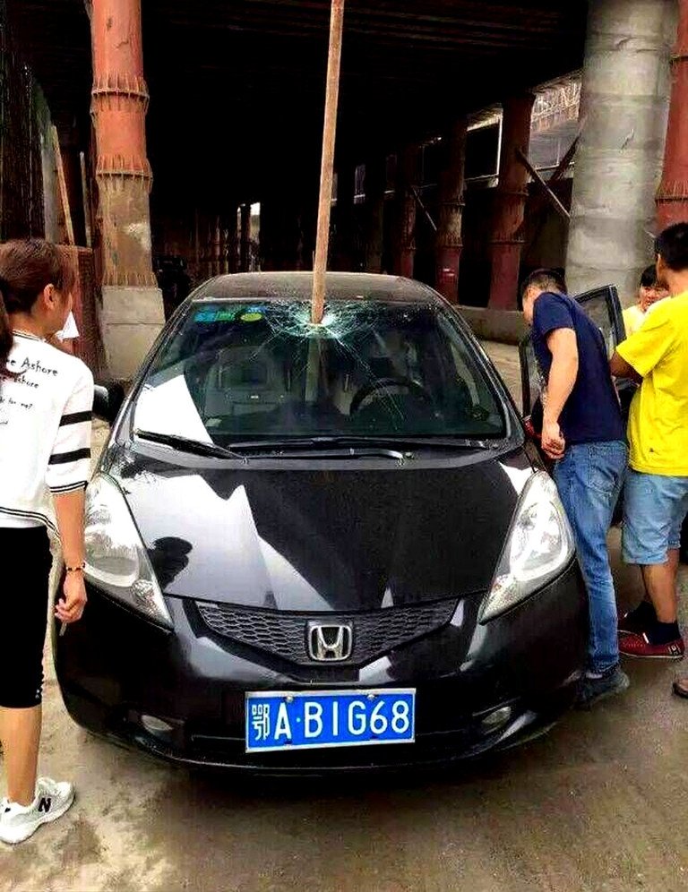 武漢“天降”鋼管砸穿轎車 司機有驚無險